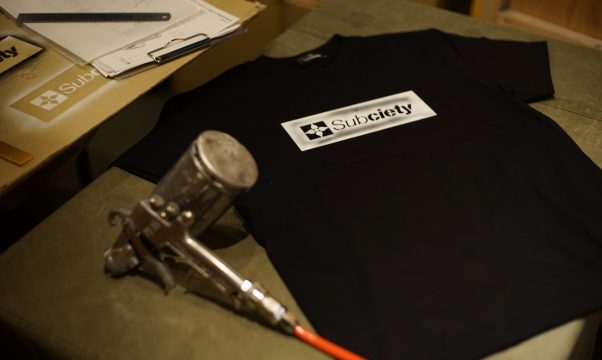 ZOZOTOWN限定【TOKYO POSTEXCHANGE × Subciety】HAND STENCIL TEE “THE BASE”